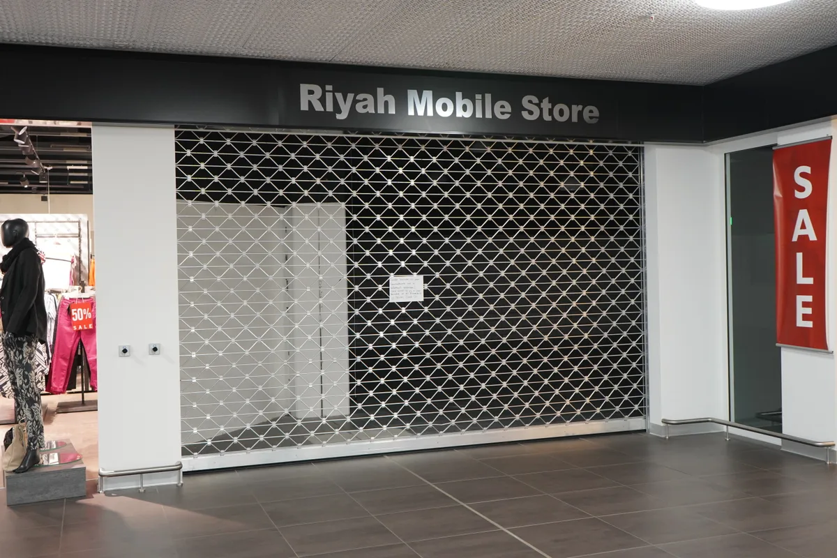 Der «Riyah Mobile Store» ist verriegelt. Es hängt ein Zettel am Gitter.